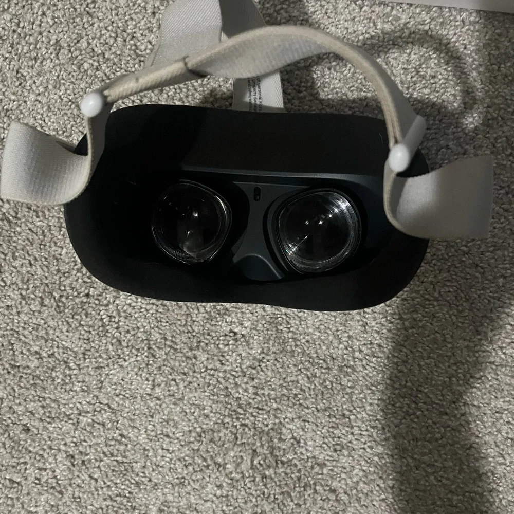 Oculas Quest 2 - Comes with a Vr case and charger